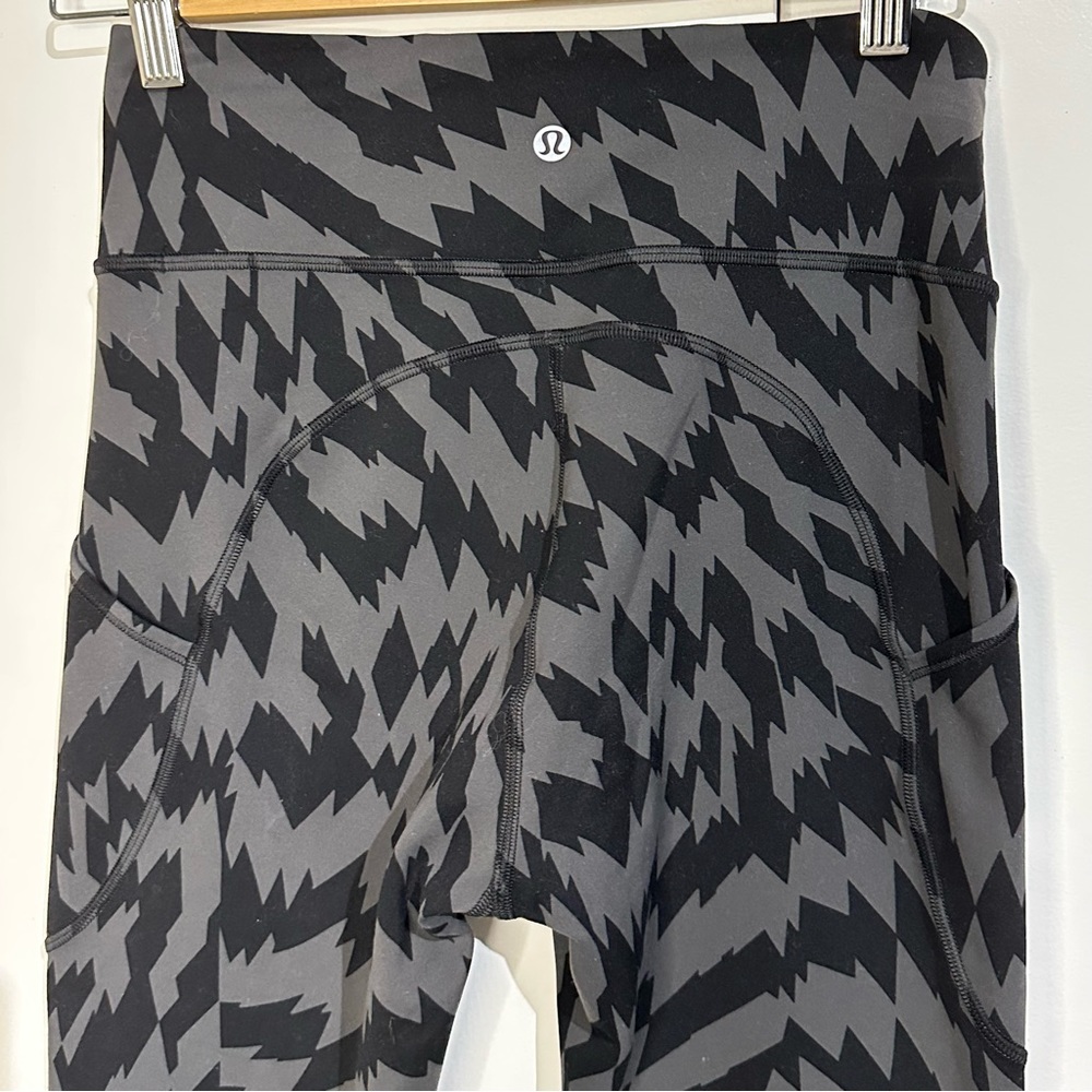 Lululemon Wundertrain legging black and grey zig zag pattern size 6